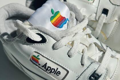 El detalle que más llama la atención es el antiguo logotipo multicolor de Apple