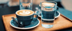 El motivo por el que te sirven un vaso de agua para acompañar al café y seguro desconocías