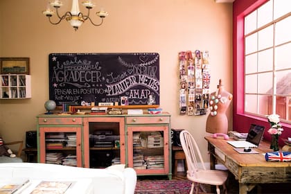 El detalle: un pizarrón old school (si querés copiarlo, dale dos manos de pintura pizarra -$100 el litro- a una madera con bastidor)