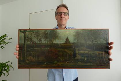 El detective Arthur Brand con el cuadro de Van Gogh recuperado