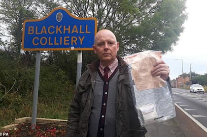 El detective Forster muestra uno de los sobres en los que algún buen samaritano dejó el dinero en Blackhall Colliery