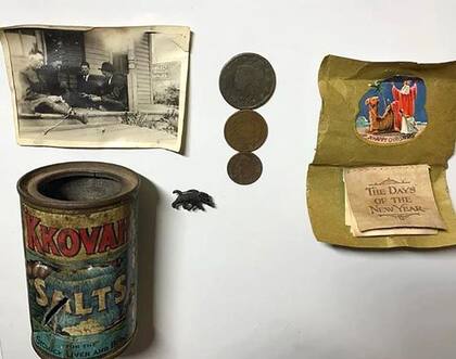 El detector de metales halló la lata y ésta tenía esos objetos dentro