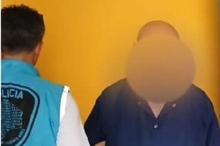 Detuvieron a un falso médico que seguía atendiendo pacientes durante su prisión domiciliaria