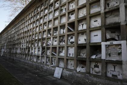 El deterioro actual de los nichos del Cementerio de Chacarita;  huesos a la vista y bronces robados