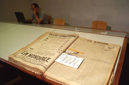 Leer diarios y revistas en las hemerotecas ayuda a entender usos y costumbres de otras épocas del país