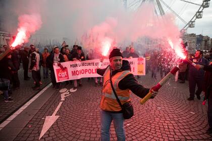 El principal sindicato de la SNCF, la compañía de trenes francesa, llamó a "reforzar la huelga" y todos los sindicatos dijeron que habría una nueva gran movilización el 17 de diciembre en París