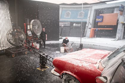 El detrás de escena de El Eternauta, que combina decorados generados por computadora y proyectados en telones de fondo con nieve falsa, tomas en estudio y en las calles de Vicente López