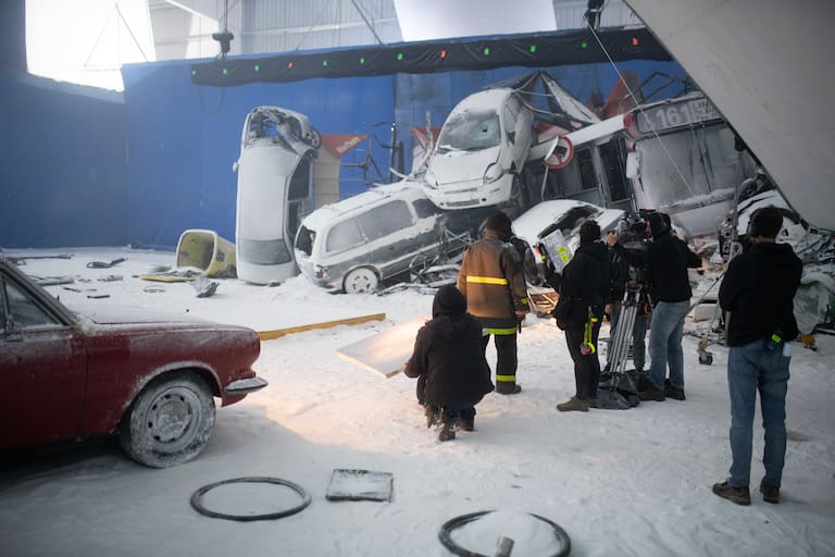 El detrás de escena de El Eternauta, que combina decorados generados por computadora y proyectados en telones de fondo con nieve falsa, tomas en estudio y en las calles de Vicente López