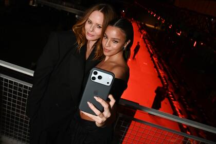 El detrás de la selfie entre la diseñadora británica y la cantante argentina