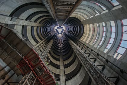 El "Dezervator", exclusivo de la Porsche Design Tower, permite a los residentes estacionar en sus departamentos