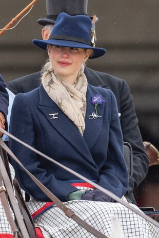 El día 12, para la competencia The Coaching Marathon, eligió un abrigo Stella McCartney y sombrero fedora adornado con banda de cuero y broche de plumas de Hayfield England. 