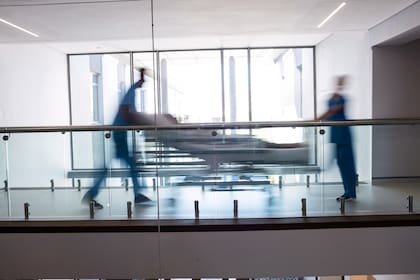 El día 19 de la hospitalización el paciente seguía sin poder caminar y estaba confundido