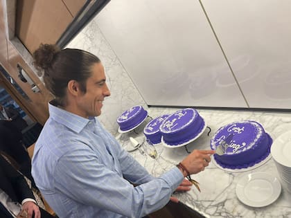 El día antes del IPO en las oficinas de Morgan Stanley en Nueva York, Federico en un festejo con sus colegas. Cada torta  representa un pilar del negocio: low cost to acquire, low cost to serve, low cost of funding, y low cost of risk.