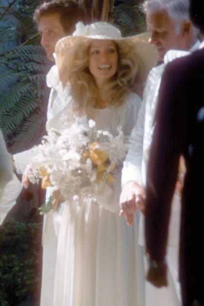 El día de la boda, el 28 de julio de 1973. La ceremonia estuvo marcada por un aire relajado y bohemio, al igual que el look de la novia.