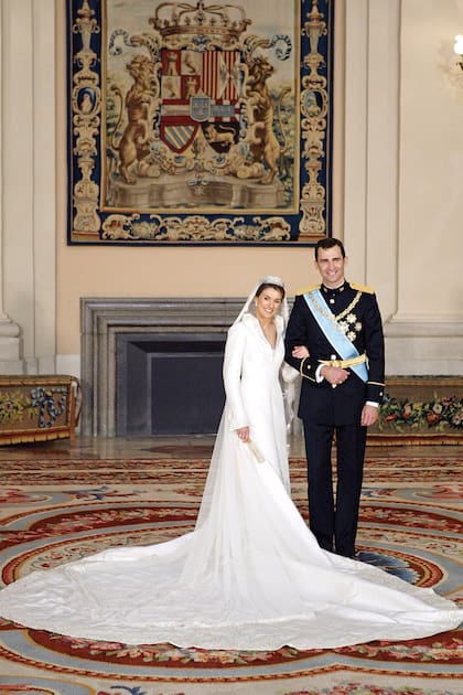 El día de la boda real, el 22 de mayo de 2004, la novia llevó un vestido diseñado por Manuel Pertegaz y entró a la catedral de la Almudena con un ramo con flores de manzano, un árbol típico de su Asturias natal.