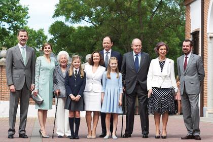 El día de la comunión de la infanta Sofía, en 2017. De izquierda a derecha: Felipe, Letizia, Menchu (abuela de la Reina), la agasajada, Paloma Rocasolano (madre de la Reina), Constantino de Bulgaria, Leonor, los reyes eméritos Juan Carlos y Sofía, y Jesús Ortiz (padre de Letizia).
