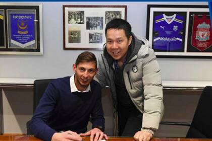 El día de la firma del contrato de Sala con Cardiff City: aquí, con el director deportivo, Ken Choo.