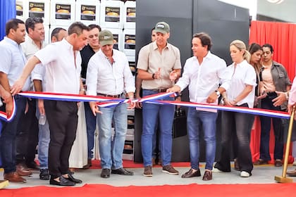 El día de la inauguración de la planta en Paraguay, donde asistió el presidente de Paraguay, Santiago Peña Palacios, junto a la primera dama, Leticia Ocampos, y el ministro de agricultura, Carlos Giménez