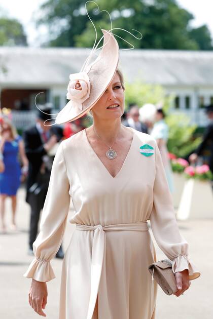 El día de la inauguración, la condesa eligió un diseño nude de la colección A Ross Girl de la firma británica Soler y un sombrero de Jane Taylor.