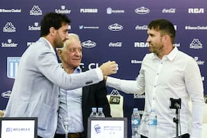 Racing campeón: Milito y Coudet, de las miradas de reojo a un emotivo abrazo