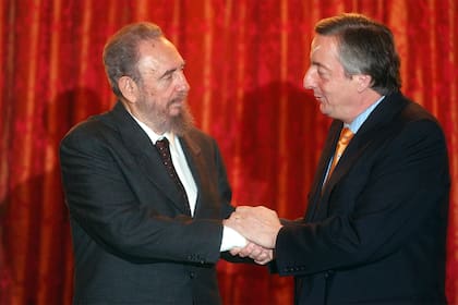 El día de su asunción, Néstor Kirchner es saludado por el presidente Fidel Castro