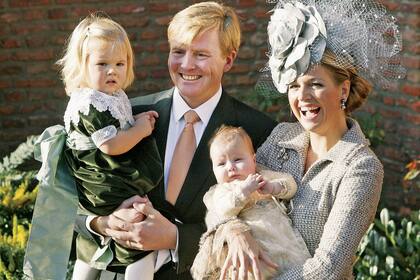 El día de su bautismo, el 19 de noviembre de 2005, en Wassenaar, con sus padres y su hermana mayor, la princesa Amalia.