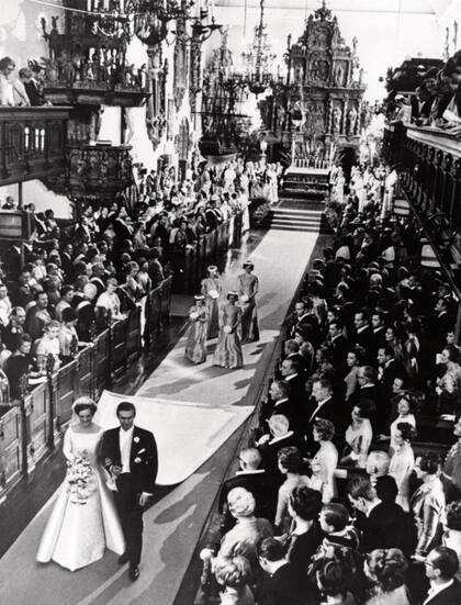 El día de su boda (10 de junio de 1967), los recién casados salen de la iglesia de Holmens, en Copenhague, después de la ceremonia religiosa.
