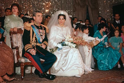 El día de su boda, celebrada el 21 de diciembre de 1959. Farah llevó una creación de Yves Saint Laurent para Dior, que acompañó con la tiara de diamantes Noor-ul-Ain.
