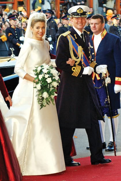 No dia de seu casamento com o então príncipe William Alexander, em 2 de fevereiro de 2002, Maxima deslumbrou com um design de seda mikado marfim com mangas francesas, gola canoa, capa transparente e apenas dois delicados apliques de renda em cada lado da saia. O designer italiano passou três meses para criá-lo. Grandes detalhes foram a cauda de cinco metros e o véu de tule