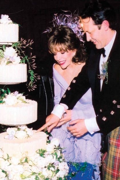 El día de su boda, el productor musical de origen peruano y escocés lució el tradicional kilt del clan Monaghan y la novia eligió un vestido largo en tono malva de Nolan Miller, el mismo diseñador que la vistió durante toda la producción de la serie "Dinastía".