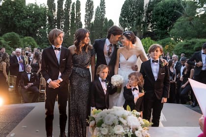 El día de su casamiento con Pampita (22 de noviembre de 2019), los hijos de ambos tuvieron un rol protagónico. En la foto, vemos a Santino y Delfina, junto a Beltrán, Benicio y Bautista Vicuña. "Ana nació con una misión importante, que fue unir en sangre a nuestras familias", dice.