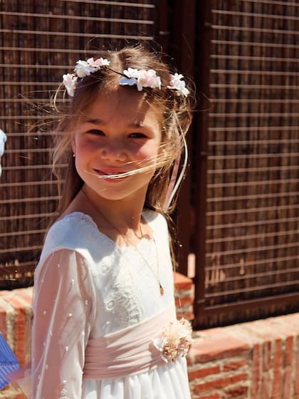El día de su primera comunión, Francesca lució un delicado
vestido princesa con
mangas plumetí,
cinturón rosa con
detalles florales
y una tiara de
pequeñas rosas
blancas y rosas