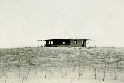 El día del comienzo de la construcción de la casa de las cuatro puertas fue tomado como la fecha de inauguración de Villa Gesell