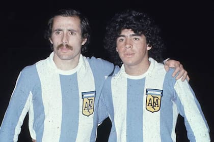 Leopoldo Luque salió de la cancha para que ingresara Maradona en el amistoso de febrero de 1977 con Hungría en La Bombonera; fue el estreno del crack en el seleccionado mayor.