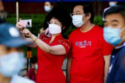 El día del examen, las familias salen a la calle a animar a los estudiantes. (Pekín, 7 de junio 2020).