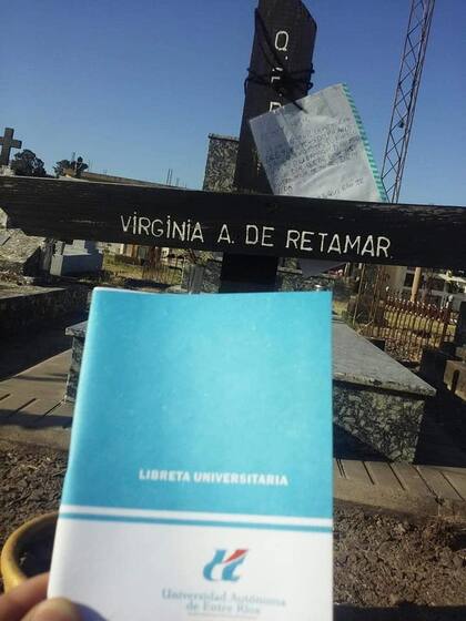 El día en el que llevó la libreta universitaria a la tumba de su madre