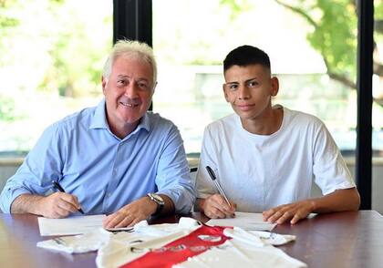 El día en que firmó su primer contrato profesional con River. En la foto, junto a Matías Patanian, vicepresidente del club