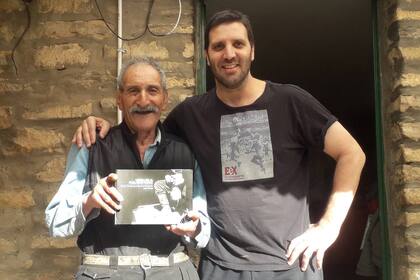 El día en que Jorge le entregó personalmente el libro a Dionisio Riquelme.