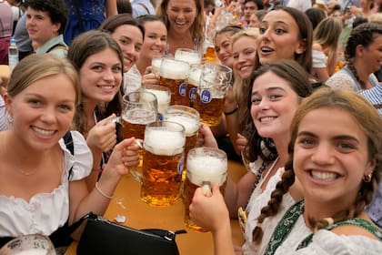 El Día Internacional de la Cerveza se celebra en más de 80 países en todo el mundo (AP Foto/Matthias Schrader, Archivo)