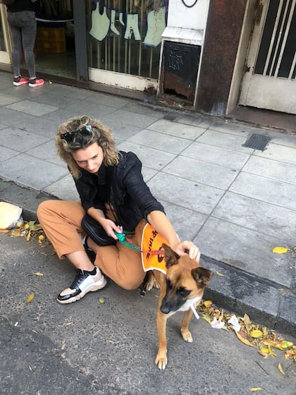 El día que Belén y Suri se conocieron. Fue en una jornada de adopción del GCBA.