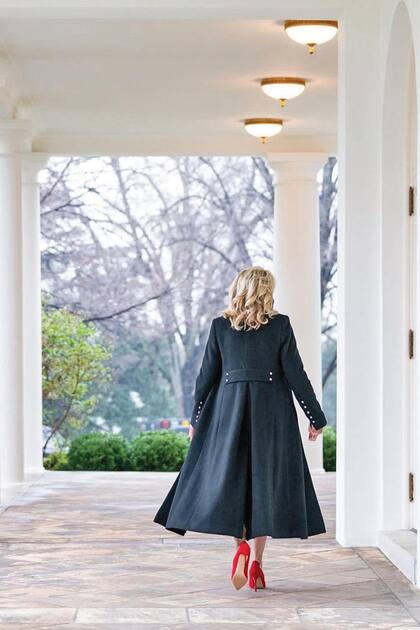 El día que el gobierno de su marido cumplió 100 días, posteó su foto más fashionista. El tapado, de lana, de HiSO y los stilettos, de Marion Parke.