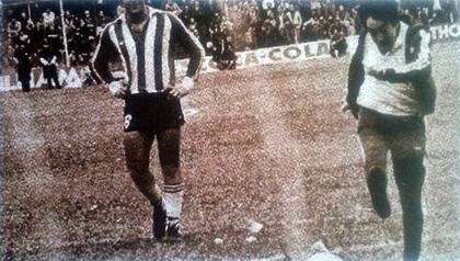 El día que La Raulito entró a la cancha de Boca, en pleno partido con Estudiantes, y pateó al arco. Se la llevaron detenida