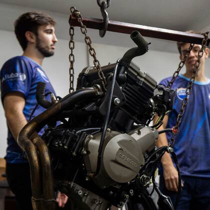 El día que llegó el ansiado motor (Foto: Gianna Lucchini y Romeo Cabello Alberti)