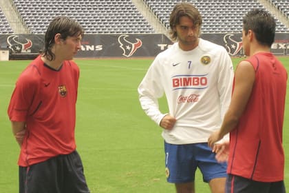 El día que Piojo López conoció a un juvenil Messi en 2006, antes de un amistoso entre Barcelona y América de México. De espalda, Javier Saviola, otro compatriota