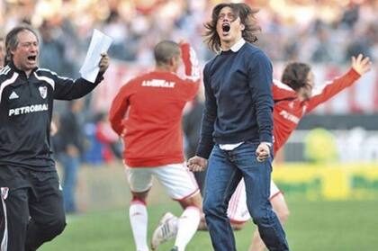 El grito definitivo de Almeyda como DT de River, con Ariel Holan, un asistente, a su izquierda