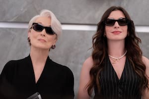Meryl Streep y Anne Hathaway brillan en un film que tiene glamour, humor y una sorprendente reflexión