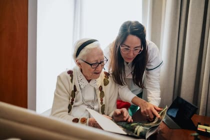 El diagnóstico no se basa en una sola prueba, sino en una evaluación integral que puede incluir entrevistas clínicas, exámenes cognitivos, análisis de sangre e imágenes cerebrales