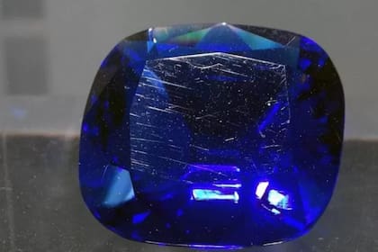 El diamante Hope, también conocido como "Le Bijou du Roi" y el "Azul Tavernier", un gran diamante azul profundo de 45,52 quilates
