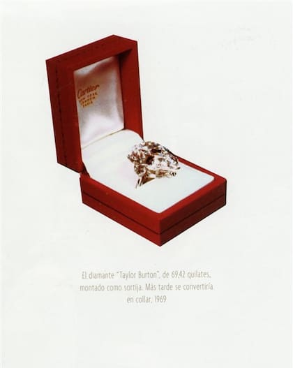 El diamante ''''Taylor Burton'''', de talla pera y 69,42 quilates, montado como sortija (izq.) y convertido luego (1969) en collar, tal como lo luce la actriz Elizabeth Taylor en su escote