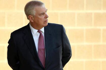 La restricción es un alivio para la reina que no debe decidir qué hacer con el campanario y el cumpleaños de su hijo, vinculado con el pedófilo fallecido Jeffrey Epstein